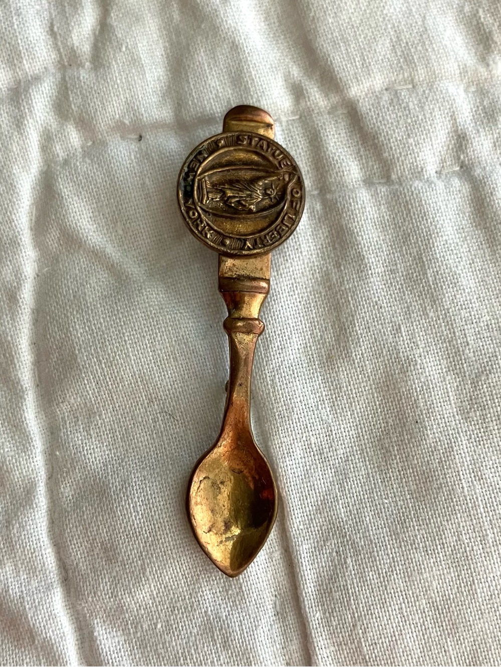 Vintage souvenir New York gold tone brass spoon Pin brooch